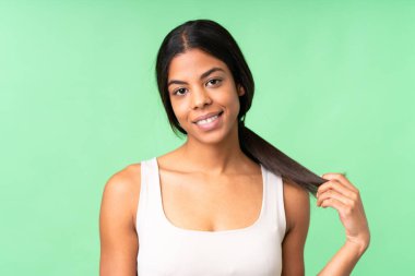 Tecrit edilmiş krom anahtar geçmişi olan genç bir kadın. Portre