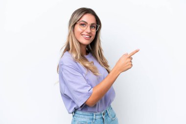 Genç Uruguaylı kadın beyaz arka planda izole edilmiş.