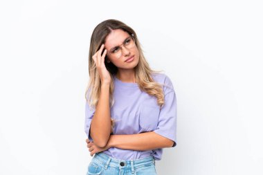 Genç Uruguaylı kadın beyaz arka planda baş ağrısı ile izole edilmiş.