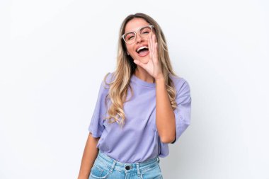 Genç Uruguaylı kadın beyaz arka planda izole edilmiş ve ağzı açık bağırıyor.