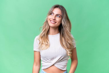 Genç Uruguaylı kadın izole edilmiş bir arka plan araştırırken bir fikir düşünüyor.