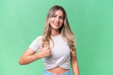 Genç Uruguaylı kadın, izole edilmiş geçmişinden dolayı baş parmak işareti yapıyor.