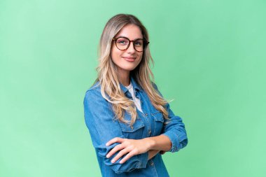 Genç Uruguaylı kadın kolları bağlı ve ileriye bakıyor.