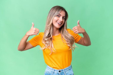 Genç Uruguaylı kadın, izole edilmiş geçmişinden dolayı baş parmak işareti yapıyor.