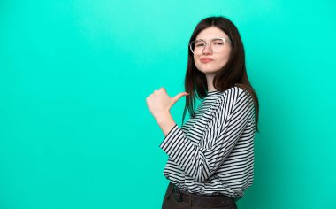 Genç Rus kadın yeşil arka planda soyutlanmış gururlu ve kendinden memnun