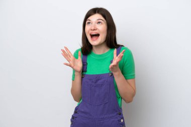 Mavi arka planda yalıtılmış genç bir Rus kadın. Şaşırtıcı bir yüz ifadesi var.