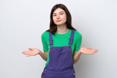 Mavi arka planda izole edilmiş genç bir Rus kadının şüpheleri var.