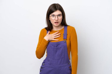 Mavi arka planda izole edilmiş genç bir Rus kadın kendini gösteriyor.