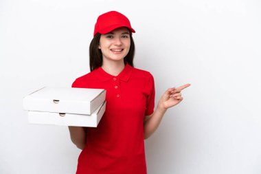 Genç Rus pizza teslimatı beyaz arka planda izole edilmiş pizza kutularını alıyor.