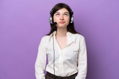 Mor arka planda izole edilmiş bir kulaklıkla çalışan pazarlamacı Rus kadın...