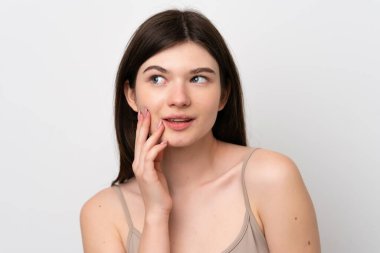 Beyaz arka planda izole edilmiş genç, güzel bir Rus kadın. Portre