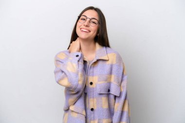 Beyaz arka planda yalnız yaşayan genç kız gülüyor.