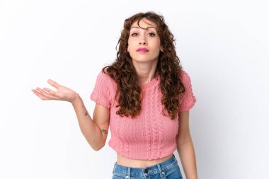 Beyaz arka planda izole olmuş kıvırcık saçlı genç bir kadın şüpheli hareketler yapıyor.