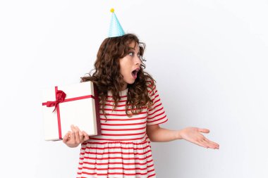 Kıvırcık saçlı genç bir kadın, beyaz arka planda izole edilmiş ve sürpriz bir ifadeyle yan tarafa bakıyor.