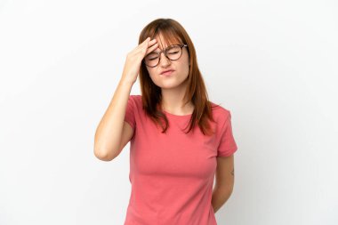 Kızıl saçlı kız beyaz arka planda baş ağrısı ile izole edilmiş.