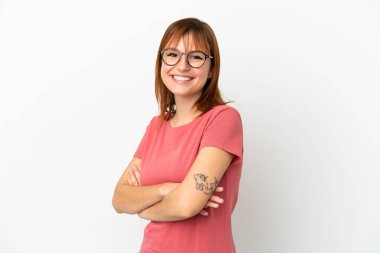 Kızıl saçlı kız beyaz arka planda izole edilmiş, kolları bağlı ve ileriye bakıyor.