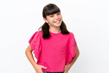 Beyaz arka planda izole edilmiş küçük beyaz çocuk gülüyor.