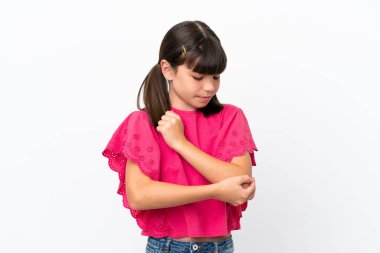 Beyaz arka planda izole edilmiş, dirsek ağrısı olan beyaz bir çocuk.