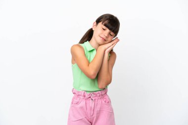 Beyaz arka planda izole edilmiş küçük beyaz bir çocuk uyku jesti yapıyor.