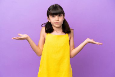 Mor arka planda izole edilmiş küçük beyaz çocuk ellerini kaldırırken şüpheleri var.