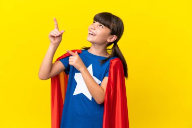 Mor arka planda izole edilmiş küçük süper kahraman çocuk işaret parmağıyla işaret etmek harika bir fikir.