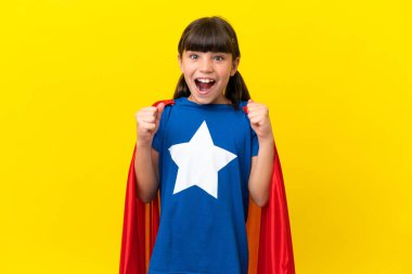 Mor arka planda izole edilmiş küçük süper kahraman çocuk galibiyeti kutluyor.