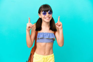 Mavi arka planda izole bir şekilde sahile giden küçük beyaz çocuk harika bir fikre işaret ediyor.