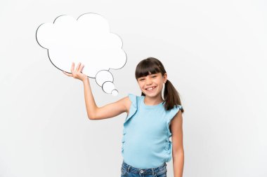 Beyaz arka planda izole edilmiş küçük beyaz bir çocuk düşünce balonu tutuyor.