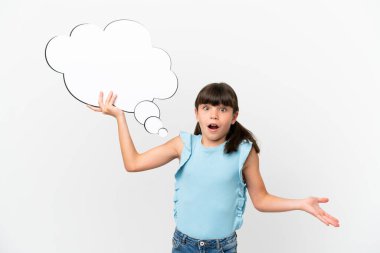 Beyaz arka planda izole edilmiş beyaz bir çocuk elinde düşünce balonuyla hüzünlü bir ifadeyle