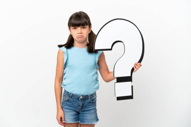 Beyaz arka planda izole edilmiş küçük beyaz çocuk elinde bir soru işareti simgesi tutuyor ve üzgün bir ifadeyle