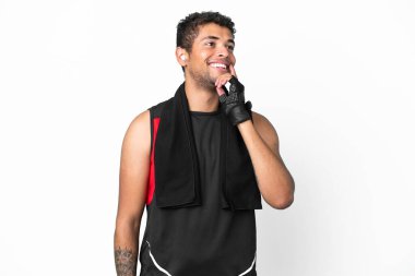 Beyaz arka planda izole edilmiş havlusu olan Brezilyalı sporcu yukarı bakarken bir fikir düşünüyor.