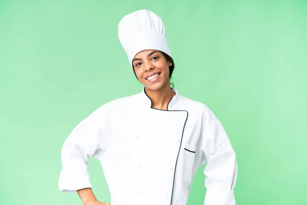 아프리카 미국인 요리사가 엉덩이에 올리고 웃으며 크로마 사진을 있습니다 — 스톡 사진