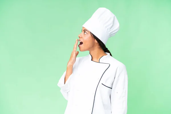 아프리카 미국인젊은 요리사가 떨어진 크로마 키위에서 손으로 하품하고 — 스톡 사진