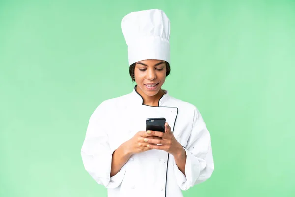아프리카 미국인 요리사가 휴대폰으로 메시지를 보내고 — 스톡 사진