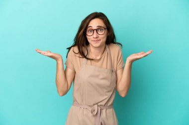 Restoran garsonunun el kaldırırken şüpheleri var.