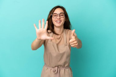 Restoran garsonu parmaklarıyla altıyı sayıyor.