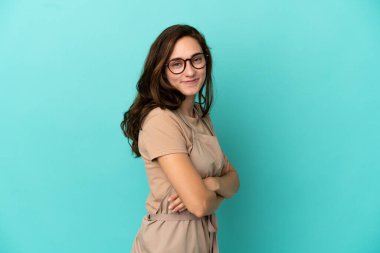 Kolları çapraz ve ileriye bakan restoran garsonu.