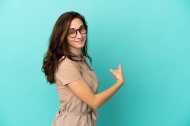 Restoran garsonu geri geliyor.