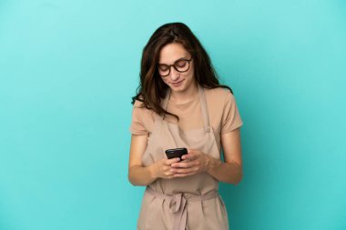 Restoran garsonu cep telefonuyla mesaj yolluyor.