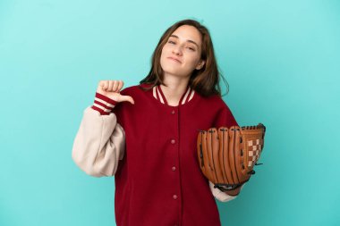 Beyzbol oynayan beyaz bir kadın mavi arka planda soyutlanmış gururlu ve kendini beğenmiş.