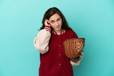 Beyzbol oynayan beyaz bir kadın mavi arka planda izole edilmiş hayal kırıklığına uğramış ve kulaklarını kapatmış.