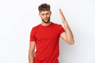 Beyaz arka planda izole edilmiş, yorgun ve hasta bir yüzü olan beyaz, beyaz, yakışıklı bir adam.