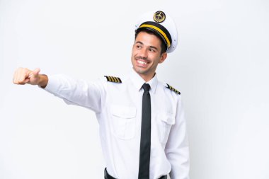 İzole edilmiş beyaz arka plan üzerinde uçak pilotu iyi niyet gösterisi yapıyor.