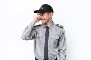 Genç güvenlik görevlisi izole edilmiş beyaz arka planda gülüyor.