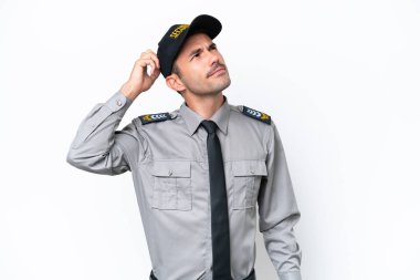 İzole edilmiş beyaz arka planı olan genç bir güvenlik görevlisi. Şüpheleri var ve kafası karışmış bir yüz ifadesi var.