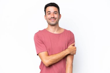 Genç yakışıklı, soyutlanmış beyaz arka plan gülüyor.