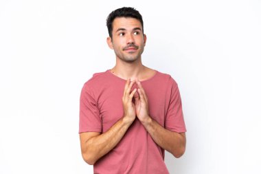 Genç yakışıklı, soyutlanmış beyaz bir arka plan entrikası kuruyor.