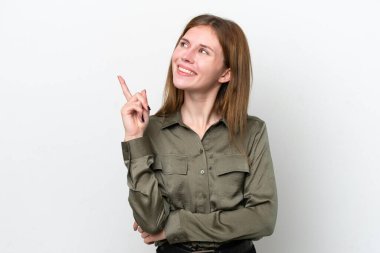 Beyaz arka planda izole edilmiş genç İngiliz kadın harika bir fikre işaret ediyor.