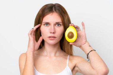 Avokado tutan genç bir İngiliz kadın. Portreyi kapat
