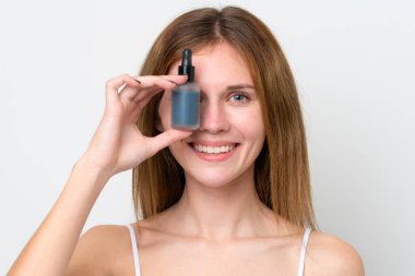 Gülümserken serumu tutan genç bir İngiliz kadın. Portreyi kapat